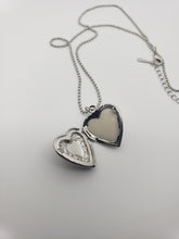 Load image into Gallery viewer, Simple Heart Locket