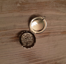 Load image into Gallery viewer, Round filligree locket