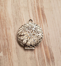Load image into Gallery viewer, Round filligree locket