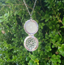 Load image into Gallery viewer, Filigree Locket
