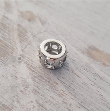 Load image into Gallery viewer, Round 6 stone bead/pendant - ss