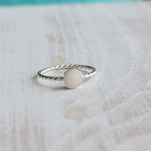 Load image into Gallery viewer, Twisted Band Bezel Ring