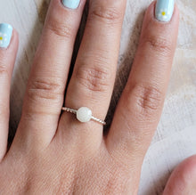 Load image into Gallery viewer, Twisted Band Bezel Ring