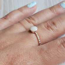 Load image into Gallery viewer, Twisted Band Bezel Ring