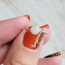 Load image into Gallery viewer, Twisted Band Bezel Ring