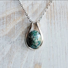 Load image into Gallery viewer, Oval Horseshoe pendant