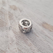Load image into Gallery viewer, Round 6 stone bead/pendant
