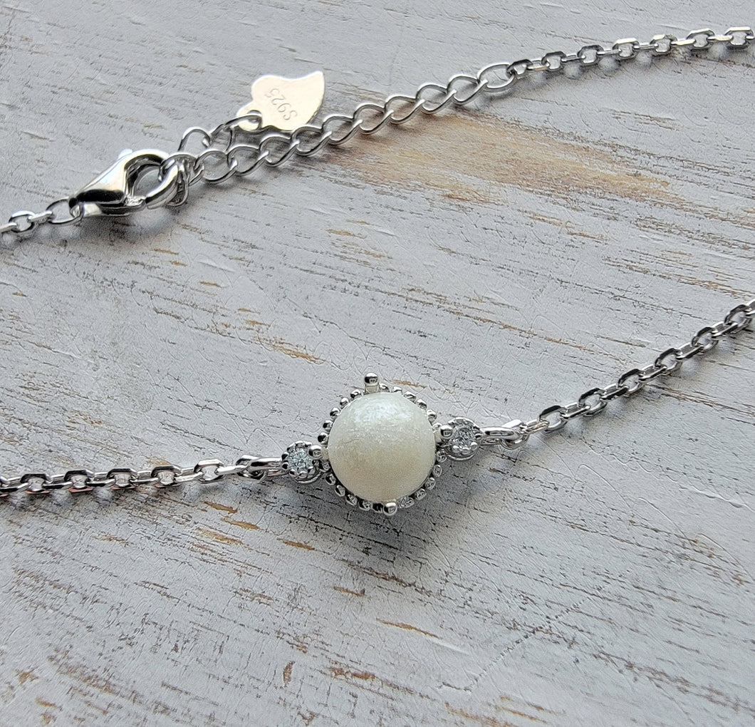 Dainty prong braclete